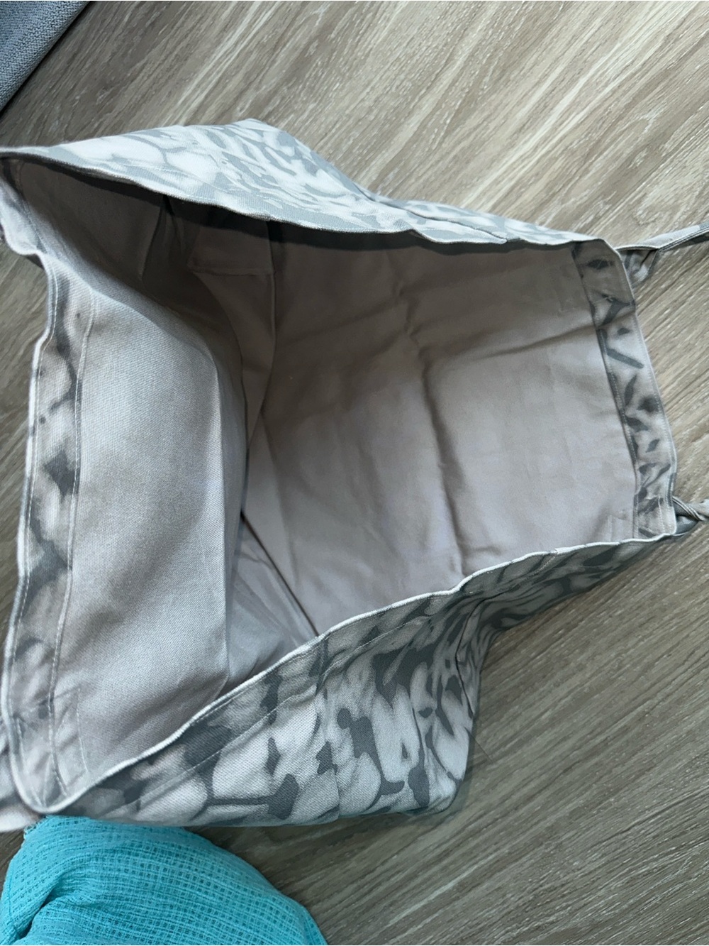ALO Yoga Gray & White Tie-Dye Canvas Tote - Picture 4 of 7
